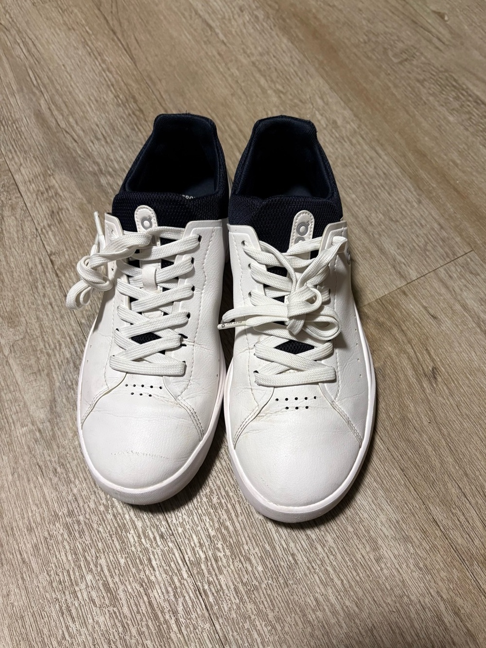 ON RUNNING ON THE ROGER WHITE SNEAKERS WOMENS SIZE 8